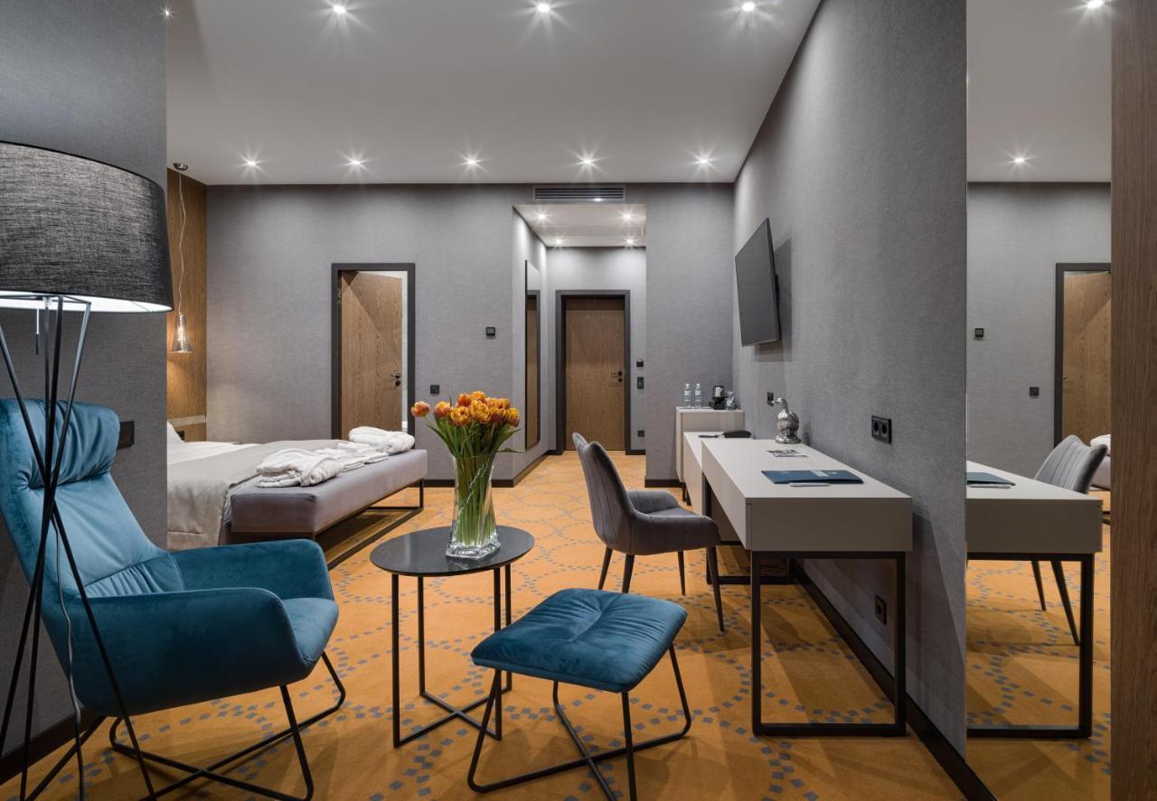 Suite,1145255422:JPEG